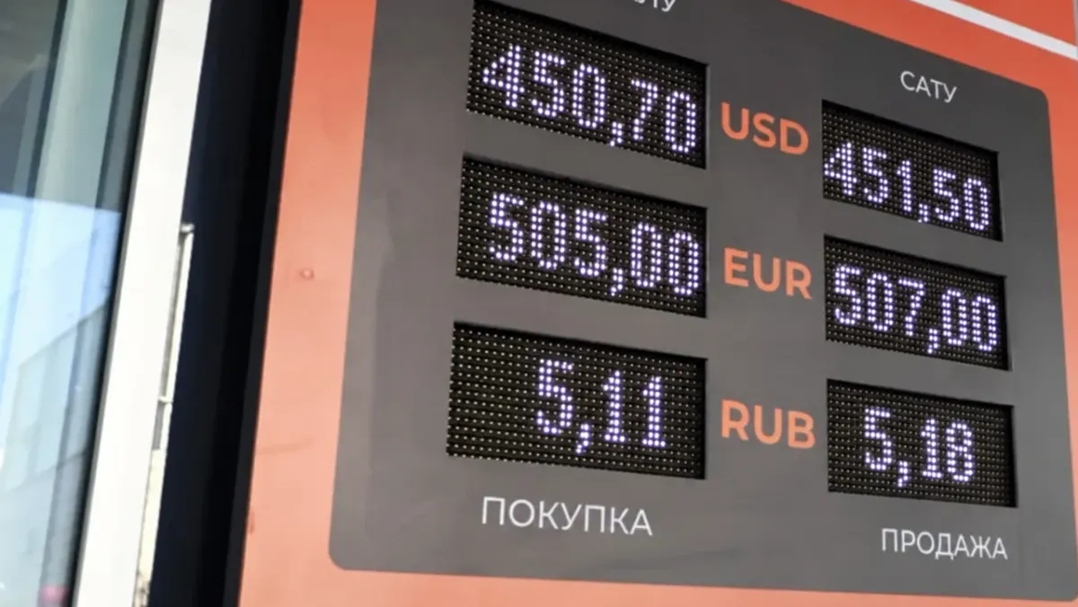 Доллар превысил 450 тенге: что стоит за резким укреплением